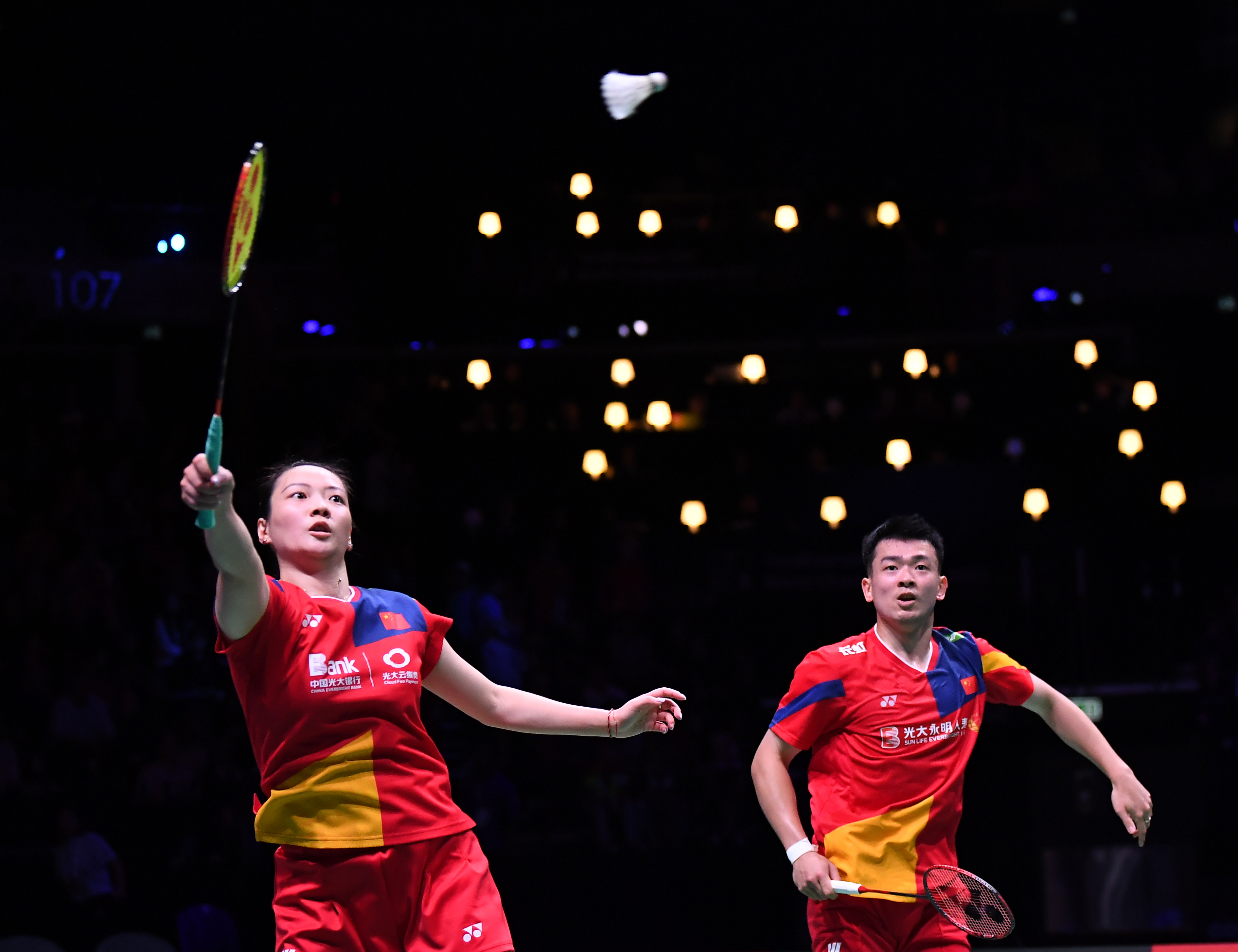 体育风云!羽毛球选手精准击球赢得胜利 体育风云!羽毛球选手精准击球赢得胜利