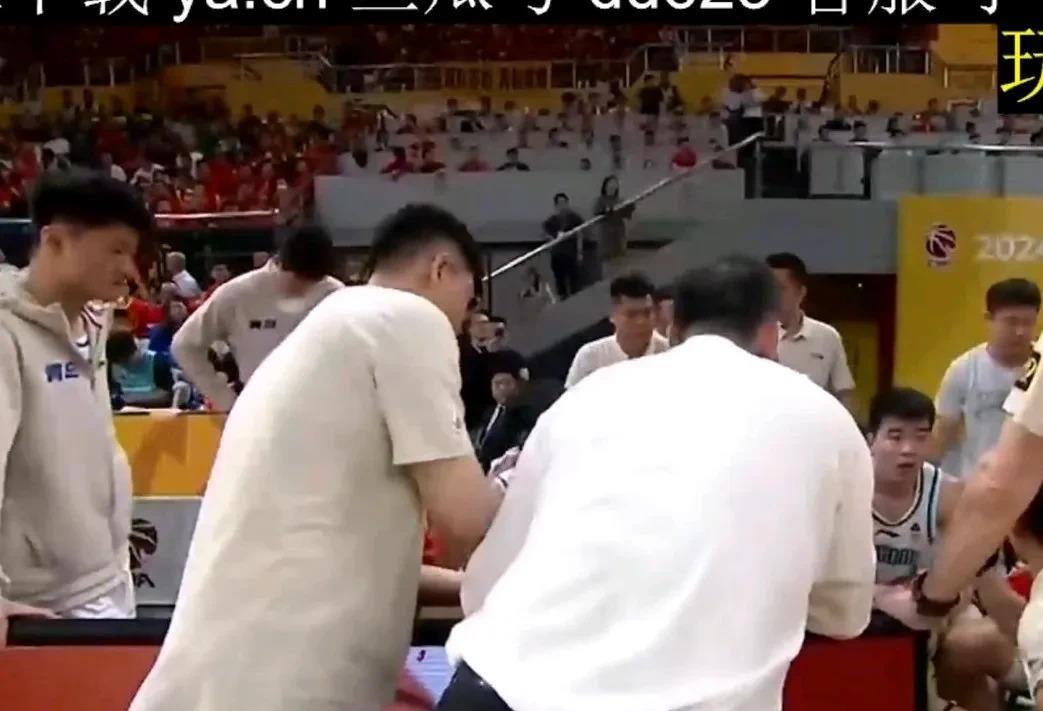 两队实力相当，比赛上演白热化对决