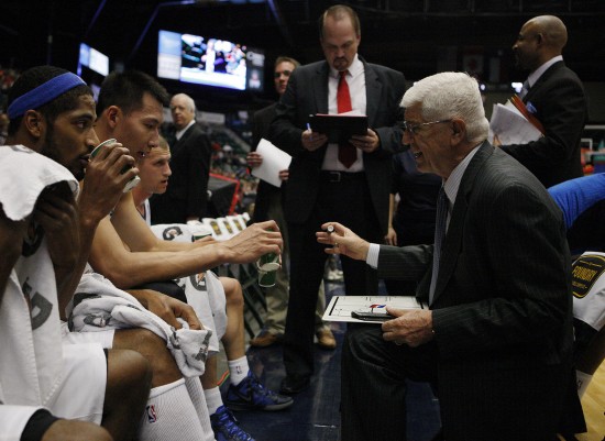 指挥如意!教练布置战术指导全队精准打击 指挥如意!教练布置战术指导全队精准打击