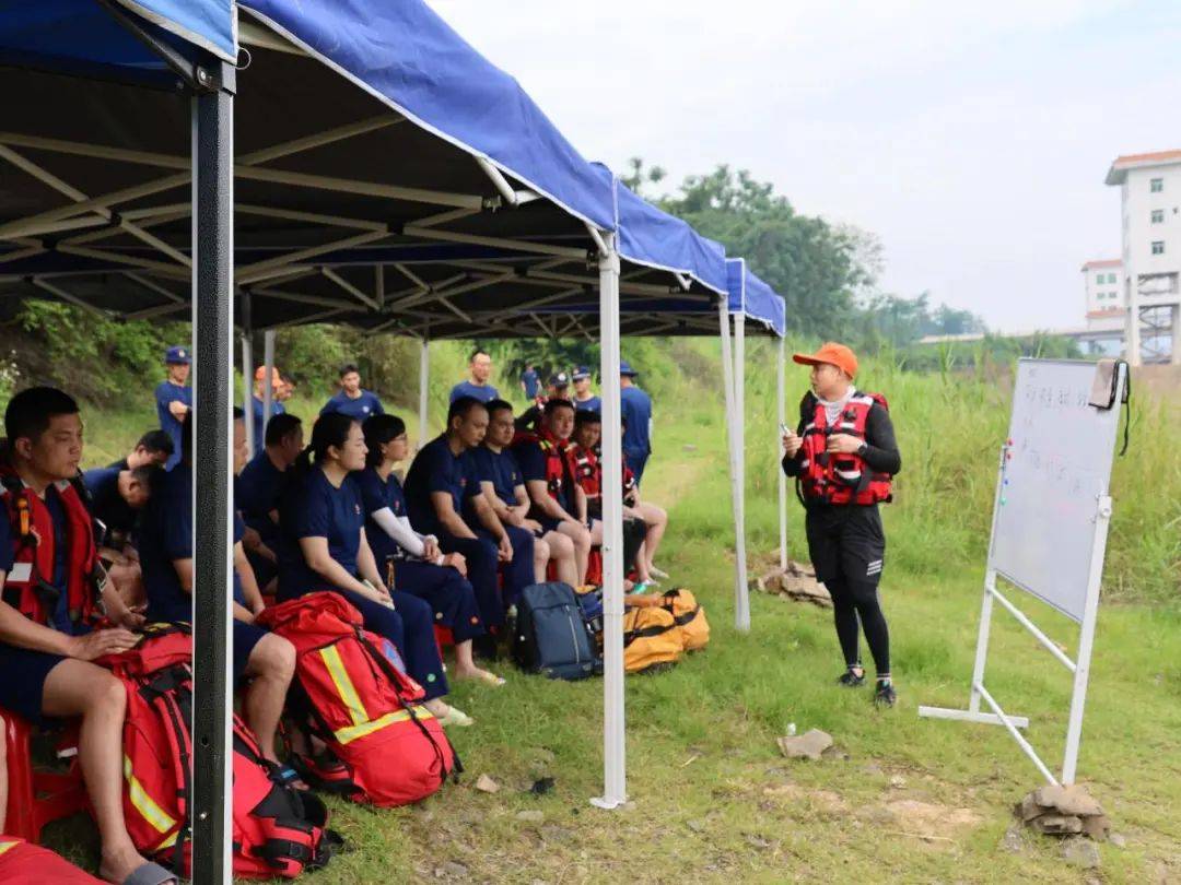 指挥如意!教练布置战术指导全队精准打击 指挥如意!教练布置战术指导全队精准打击