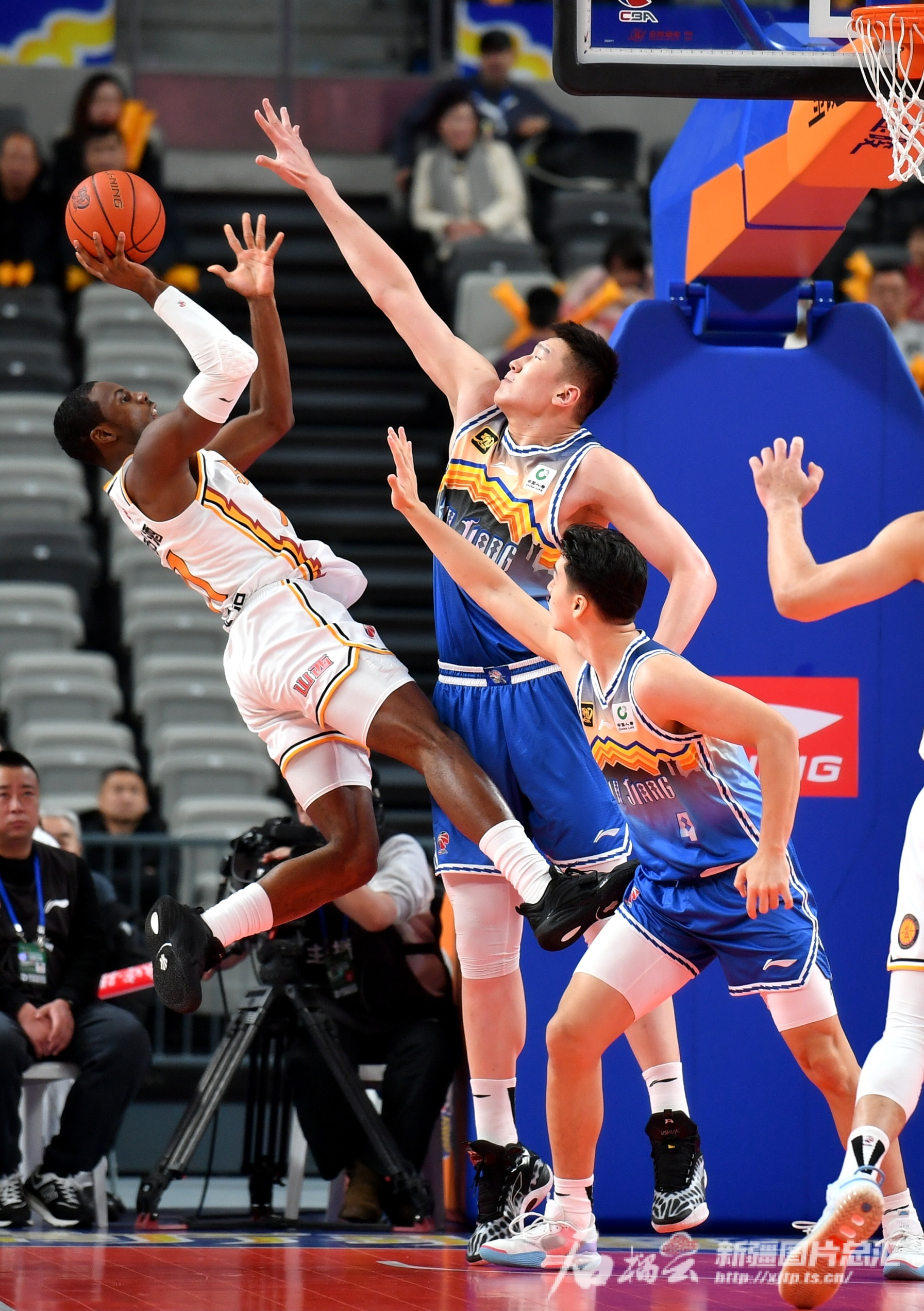 新疆男篮再次击败江苏队,完成常规赛全胜 新疆男篮再次击败江苏队,完成常规赛全胜