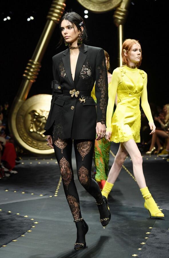 包含明星选手脱下篮球鞋走秀，时尚感十足的词条