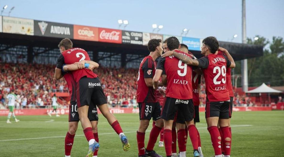 包含AC米兰遭遇西甲球队压制，惨败收场的词条