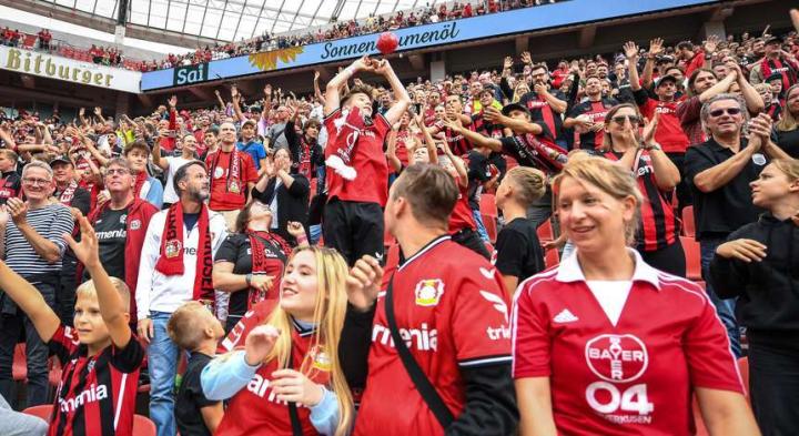 包含拜尔比锁定小组出线，积分夺冠有望的词条