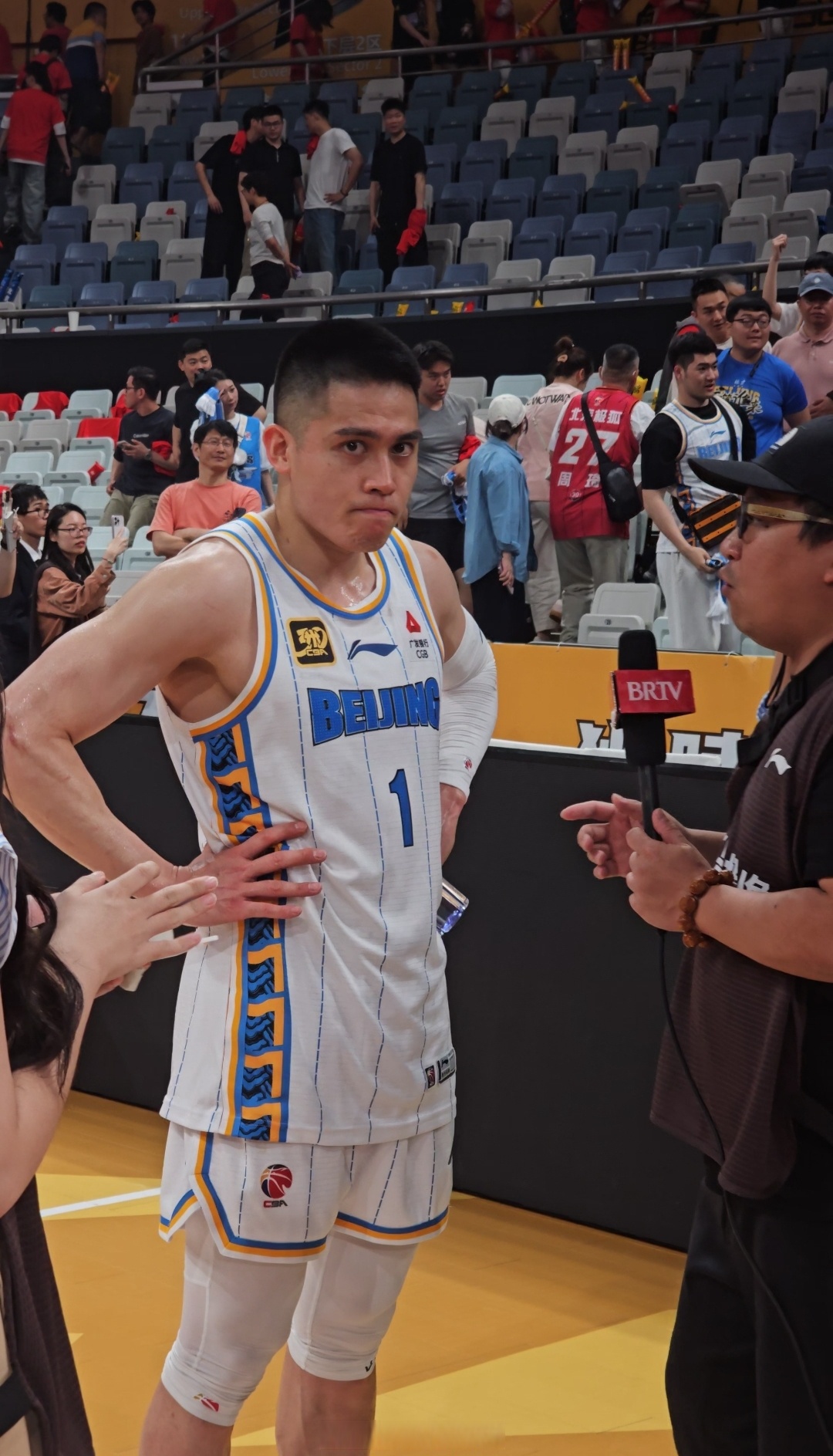 包含CBA赛后采访曝光，内幕引发热议的词条