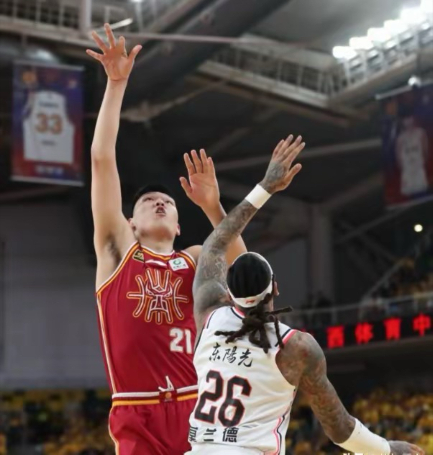 篮球传奇谢幕，球迷泪洒赛场