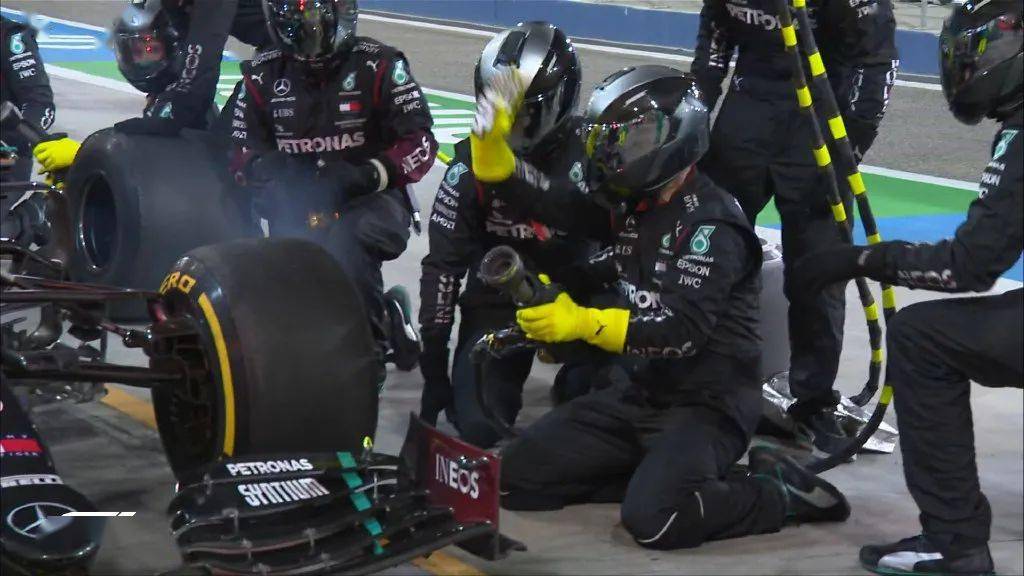 梅赛德斯逆转威廉姆斯，佩雷兹点燃赛场的简单介绍