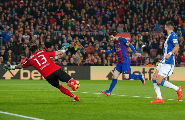 AC米兰绝杀巴萨，范戴克惊艳四座