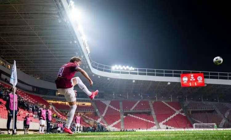 顶级球队在重要赛事中大放异彩 顶级球队在重要赛事中大放异彩