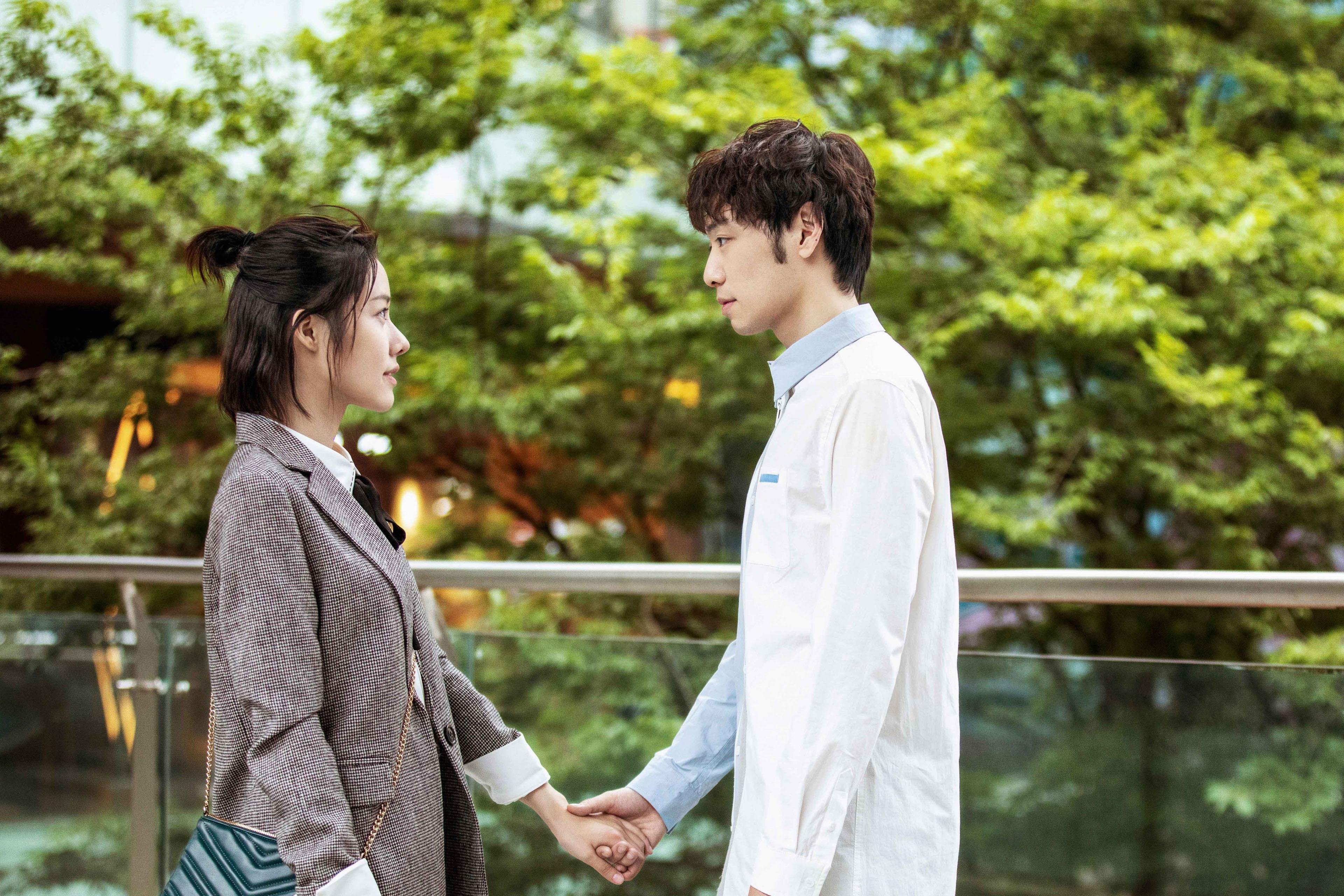 当新王在伊蒂哈德加冕，贝林厄姆的寂静棋局与曼城的宏伟乐章